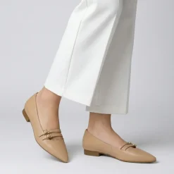 Ballerine da donna beige a punta con doppia fibbia dorata Lora Ferres