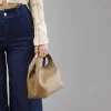 Borsa a mano da donna taupe con design morbido Lora Ferres