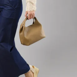 Borsa a mano da donna taupe con design morbido Lora Ferres