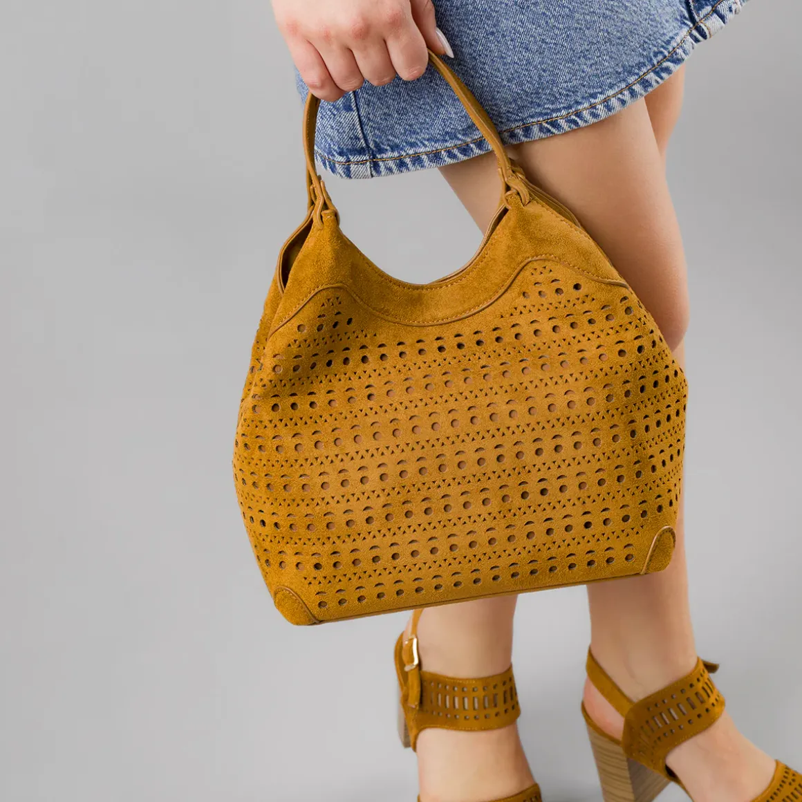 Borsa a spalla da donna Lora Ferres marrone effetto scamosciato