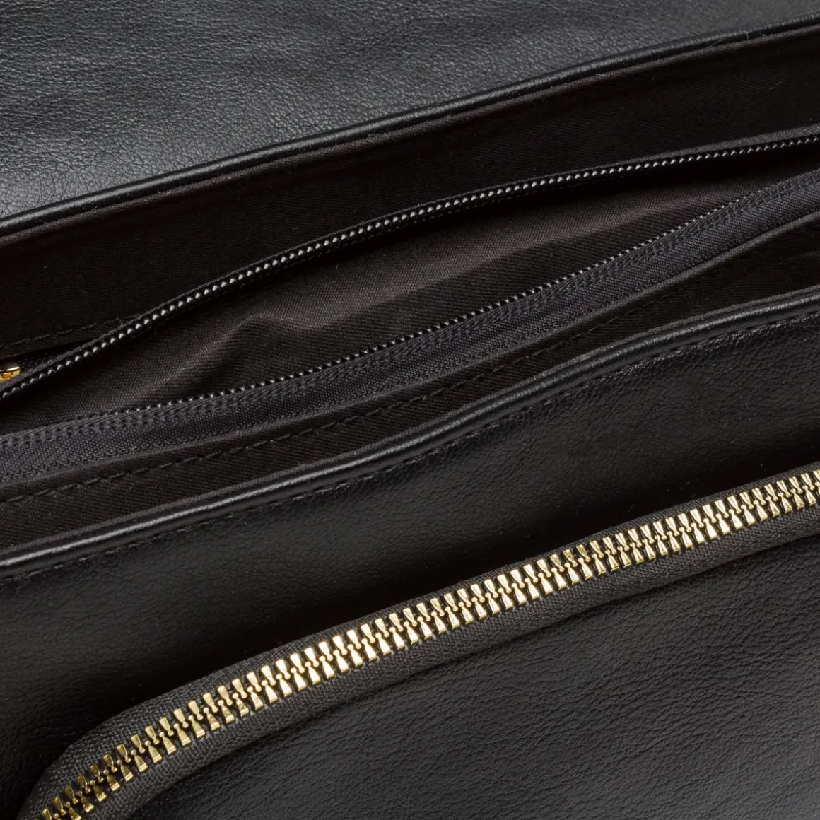 Borsa a Spalla da Donna Nera con Patta Lora Ferres