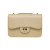 Borsa a tracolla da donna Lora Ferres beige con catena e dettagli oro