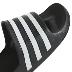 Ciabatte nere in gomma da uomo con logo a contrasto adidas Adilette Aqua