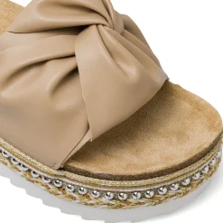 Ciabatte platform beige da Donna con inserto borchie Lora Ferres