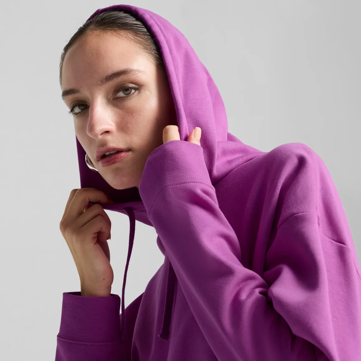 Felpa da donna violetta in cotone con logo bianco e cappuccio Puma