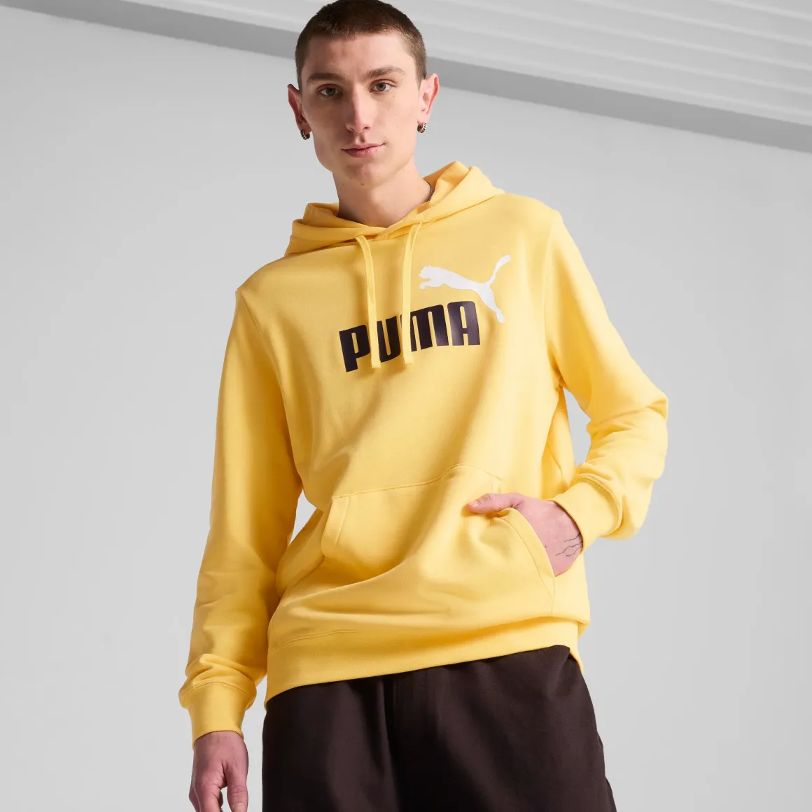 Felpa da uomo gialla in cotone con cappuccio e logo a contrasto Puma
