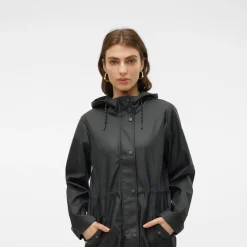Impermeabile Nero Donna con cappuccio e coulisse in vita Vero Moda