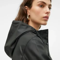 Impermeabile Nero Donna con cappuccio e coulisse in vita Vero Moda