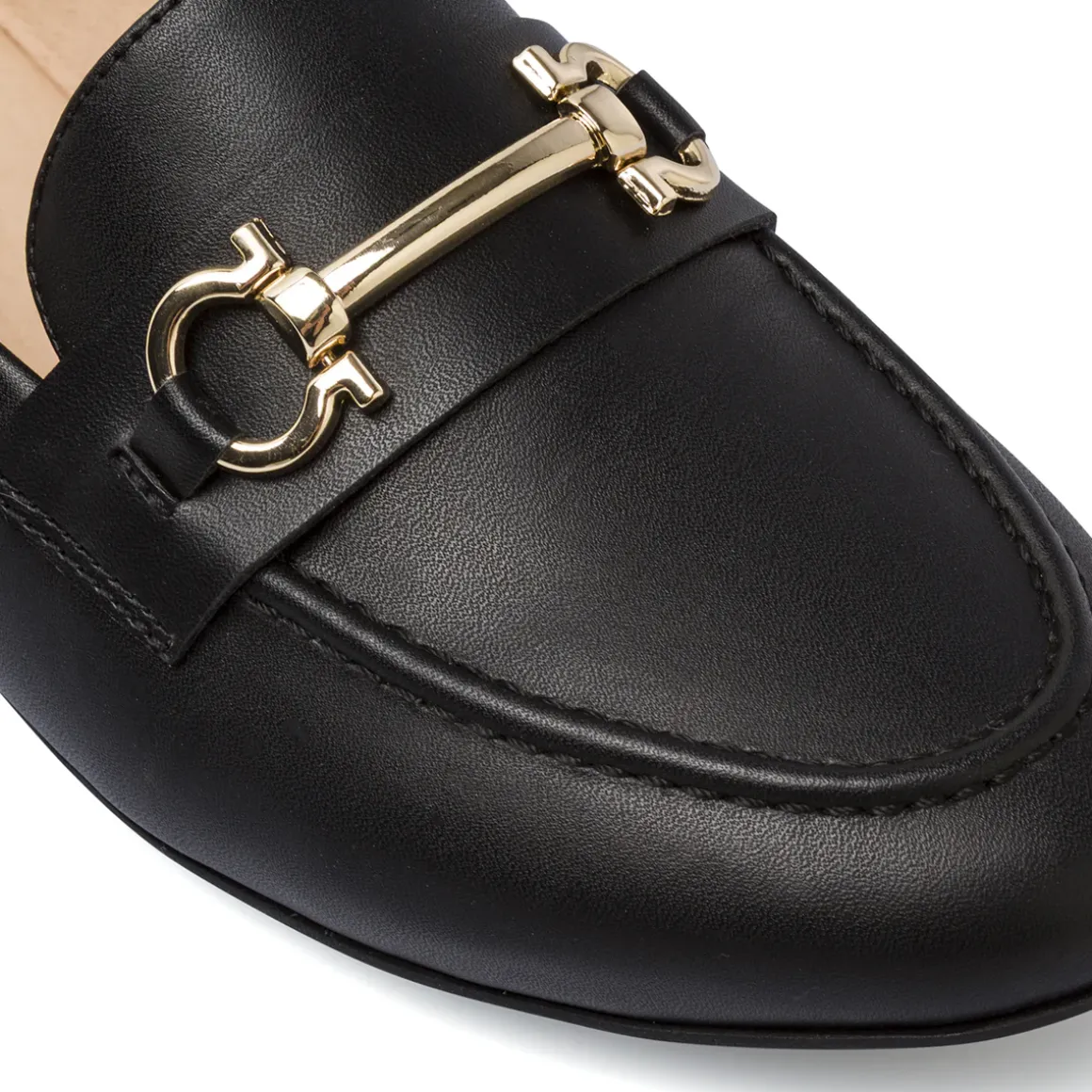 Mocassini loafer da donna neri Lora Ferres con morsetto dorato