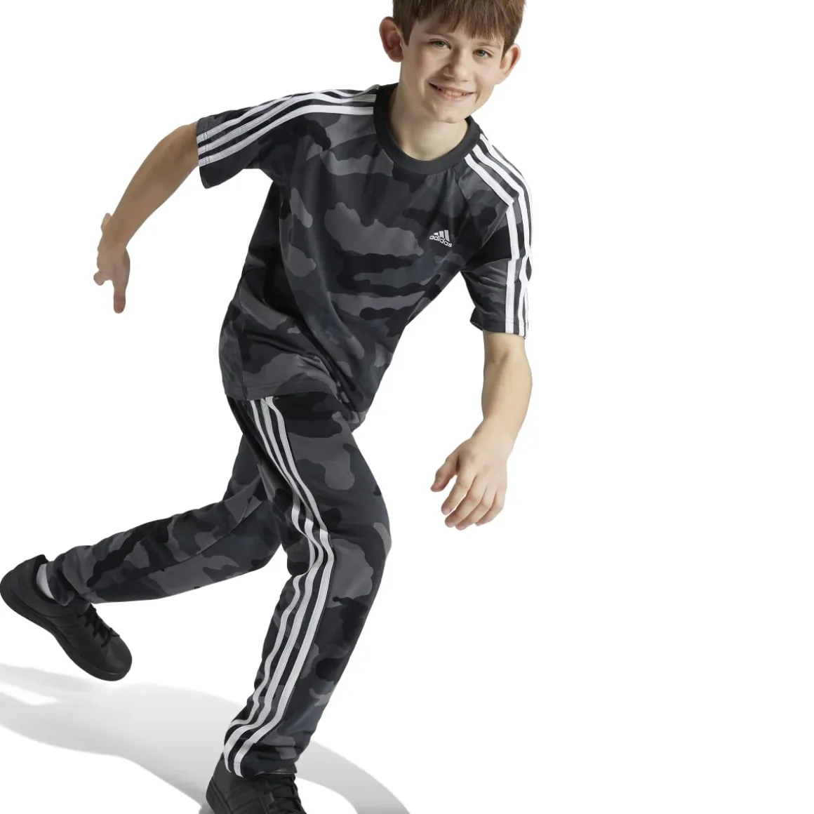 Pantaloni jogging da ragazzo grigi con fantasia militare e logo adidas