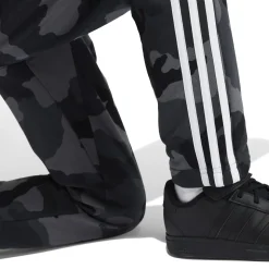 Pantaloni jogging da ragazzo grigi con fantasia militare e logo adidas