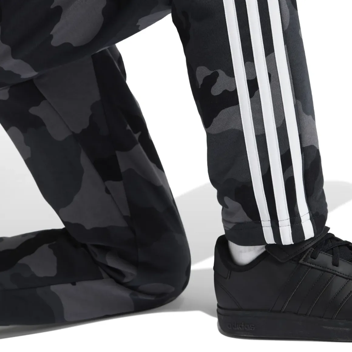 Pantaloni jogging da ragazzo grigi con fantasia militare e logo adidas