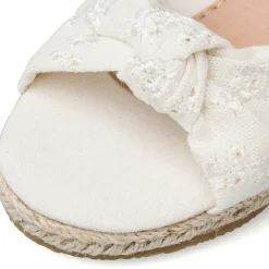 Sandali Bianchi in sangallo da Bambina con dettaglio nodo Dieci Baci
