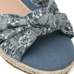 Sandali Blu in sangallo da Bambina con dettaglio nodo Dieci Baci