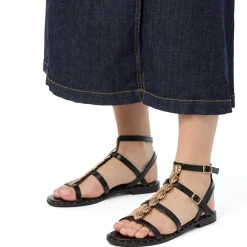 Sandali flat neri da Donna con dettaglio gioiello in metallo oro Lora Ferres
