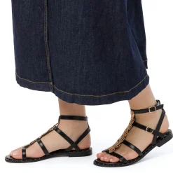 Sandali flat neri da Donna con dettaglio gioiello in metallo oro Lora Ferres