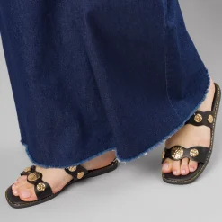 Sandali flat Neri Donna con dettagli medaglioni dorati Lora Ferres