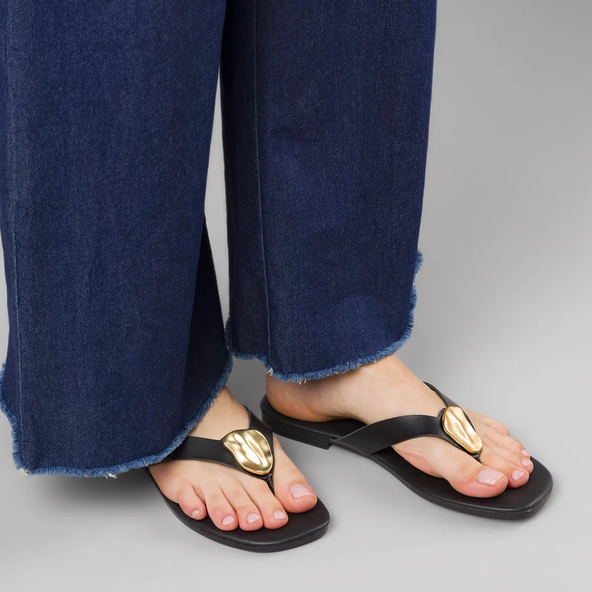 Sandali Infradito Neri da Donna con inserto metallico oro Lora Ferres