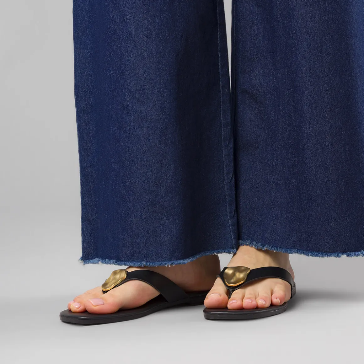 Sandali Infradito Neri da Donna con inserto metallico oro Lora Ferres