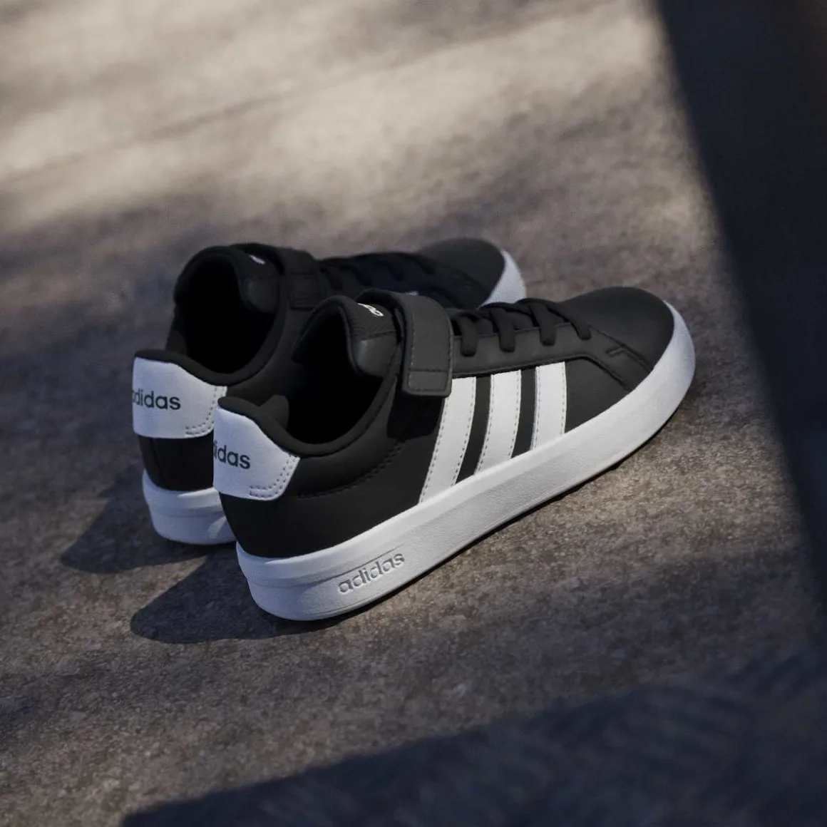 Scarpe Bambino Nere con chiusura Strappo adidas Grand Court 3.0