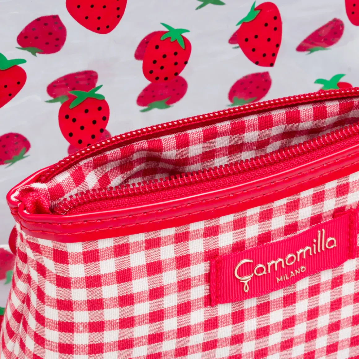 Set Beauty Case rosso con stampa fragole Camomilla Milano