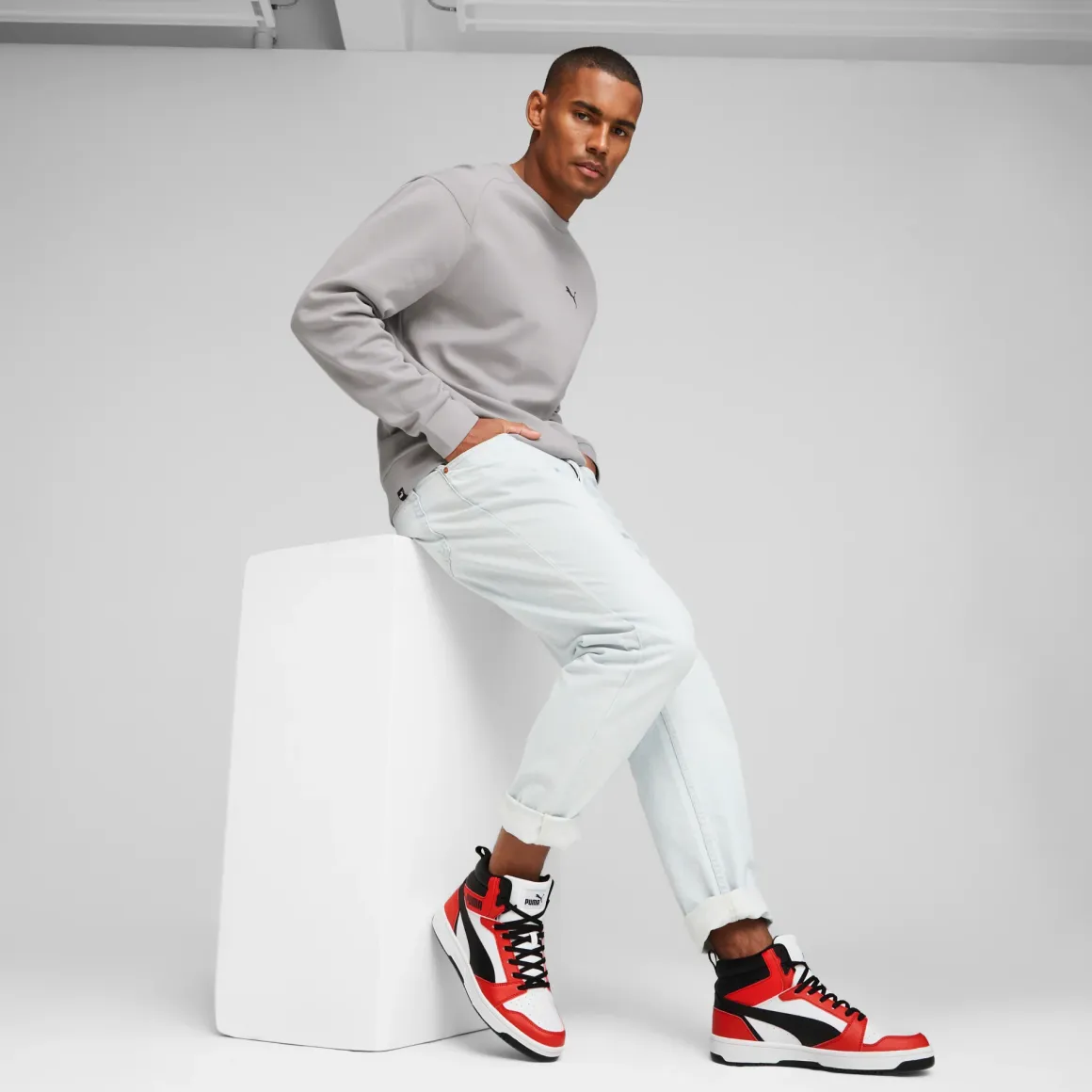 Sneakers alte bianche da uomo con dettagli rossi e neri Puma Rebound v6