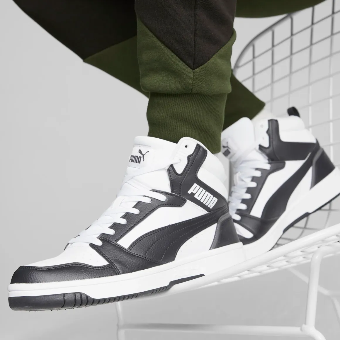 Sneakers alte da uomo bianche e nere con dettagli grigi Puma Rebound V6