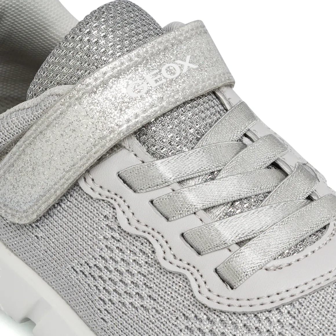 Sneakers argento da Bambina con chiusura a strappo e suola traspirante Geox
