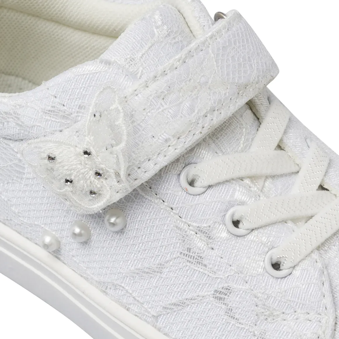 Sneakers bambina bianche Le scarpe di Alice in pizzo e con strappo