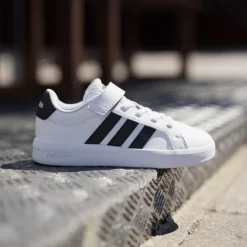 Sneakers bianche da Bambino con logo nero adidas Grand Court 3.0