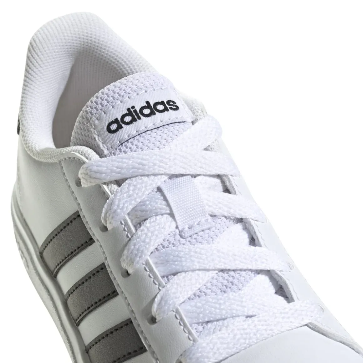 Sneakers bianche da ragazzo con strisce a contrasto adidas Grand Court 2.0 K