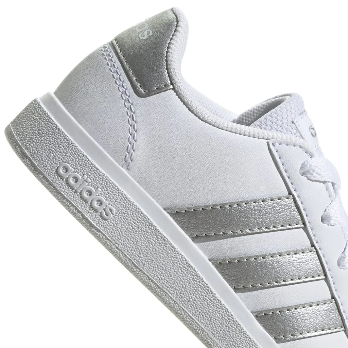 Sneakers bianche da ragazzo con strisce argento adidas Grand Court 2.0 K