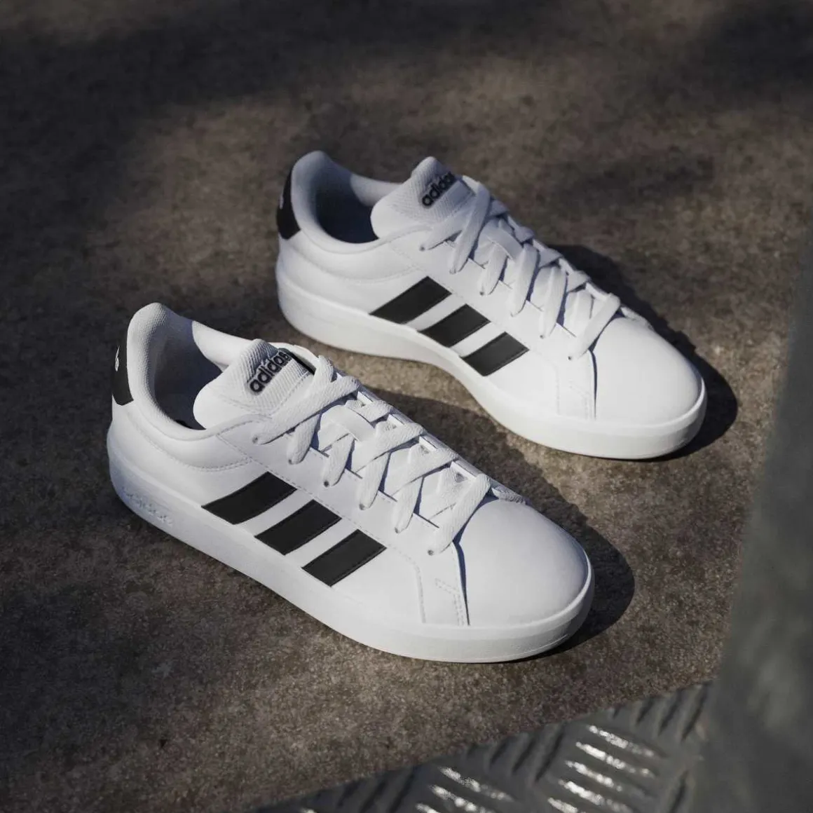 Sneakers bianche da Ragazzo con inserti neri adidas GRAND COURT 3.0