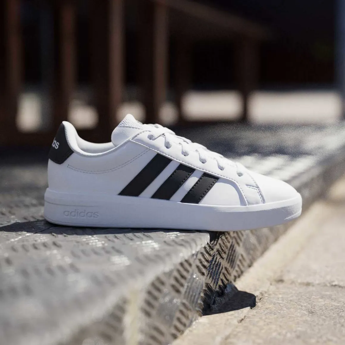 Sneakers bianche da Ragazzo con inserti neri adidas GRAND COURT 3.0