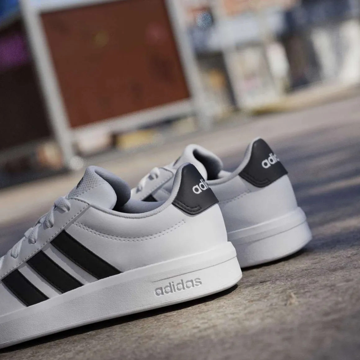 Sneakers bianche da Ragazzo con inserti neri adidas GRAND COURT 3.0