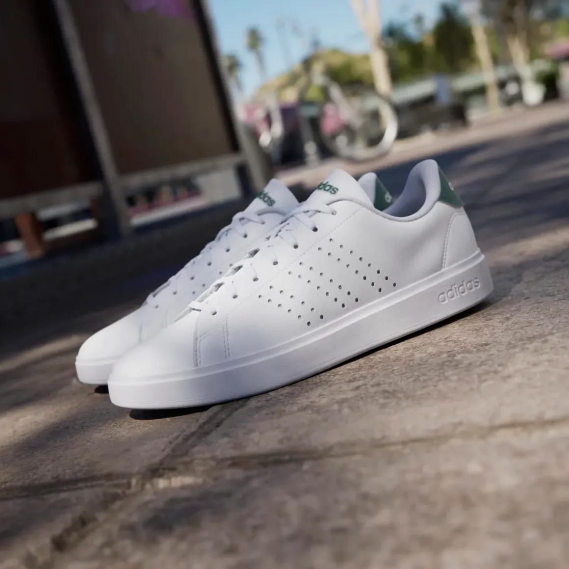 Sneakers bianche da Uomo adidas Advantage 2.0 con dettagli traforati