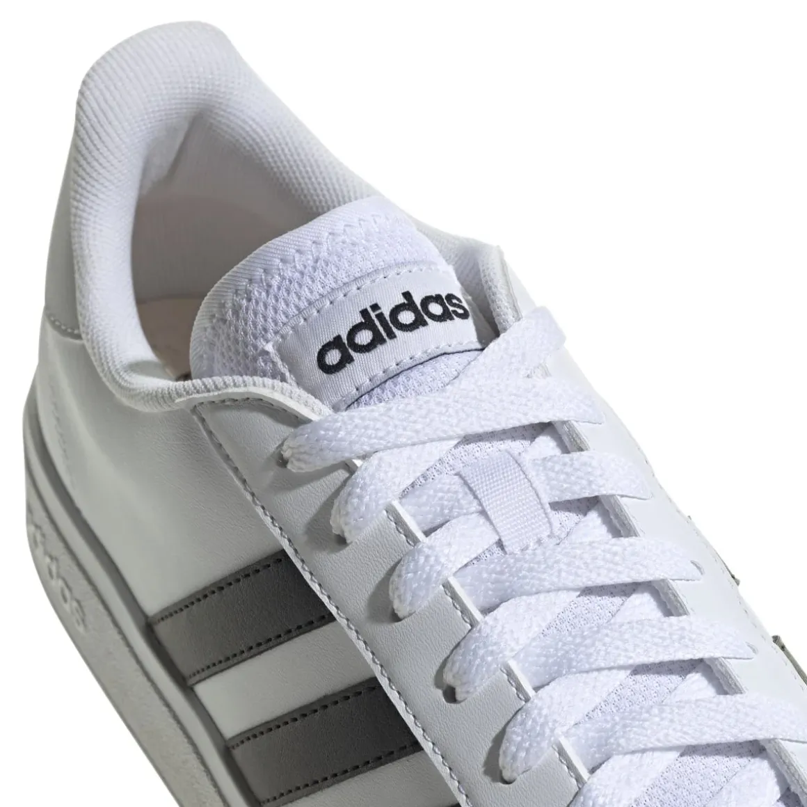 Sneakers bianche da uomo con strisce a contrasto adidas Grand Court Base 2.0
