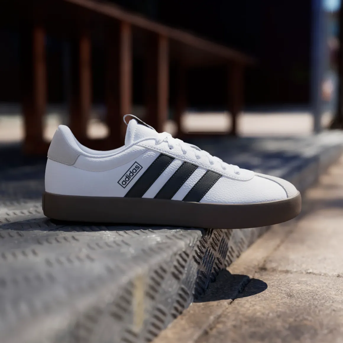Sneakers bianche da uomo con strisce laterali nere adidas VL Court 3.0