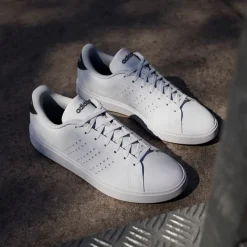 Sneakers bianche Unisex con dettagli logo traforati laterali adidas