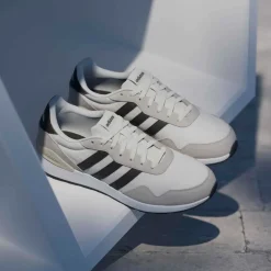 Sneakers casual da Uomo beige con effetto scamosciato adidas RUN 60s