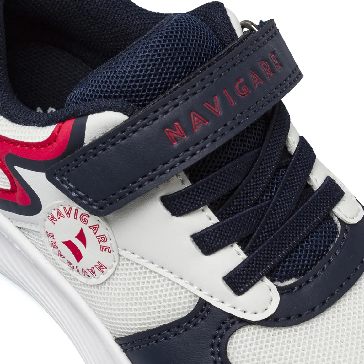 Sneakers da bambino blu con inserti in mesh e dettagli rossi Navigare