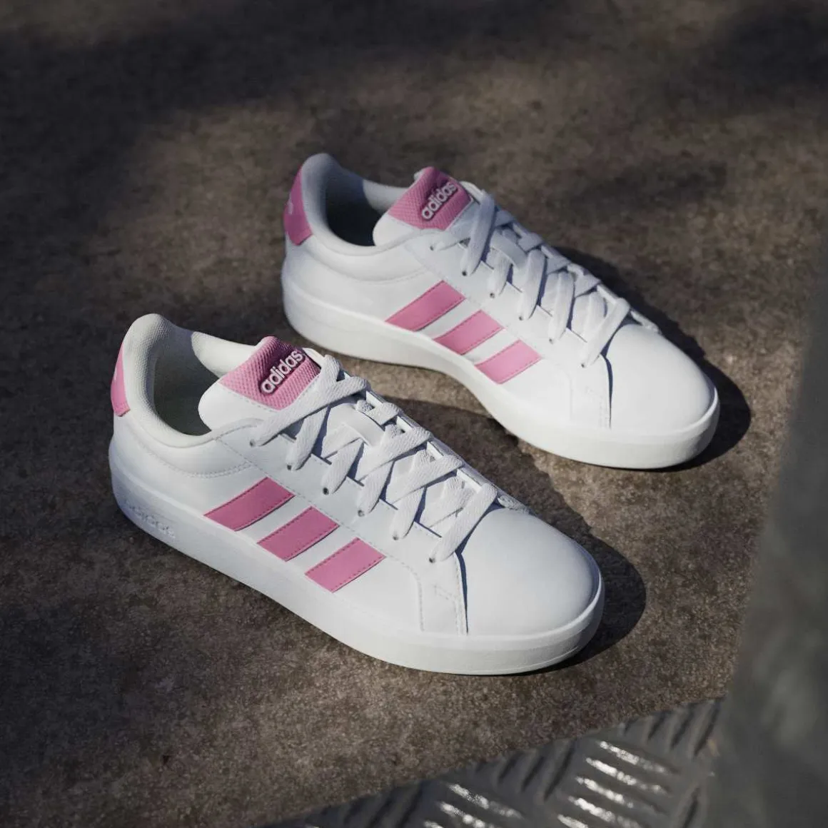 Sneakers da ragazza bianche adidas Grand Court 3.0 con dettagli rosa