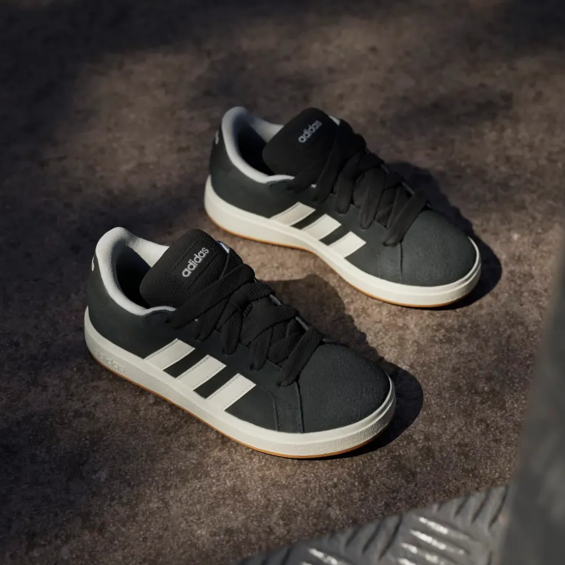 Sneakers da ragazzo e ragazza nere in pelle effetto scamosciato adidas Grand Court 00s