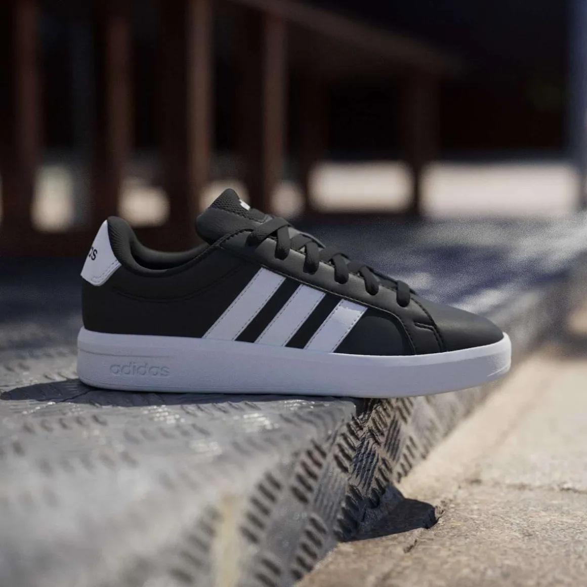 Sneakers da Ragazzo nere con dettagli bianchi adidas Grand Court 3.0