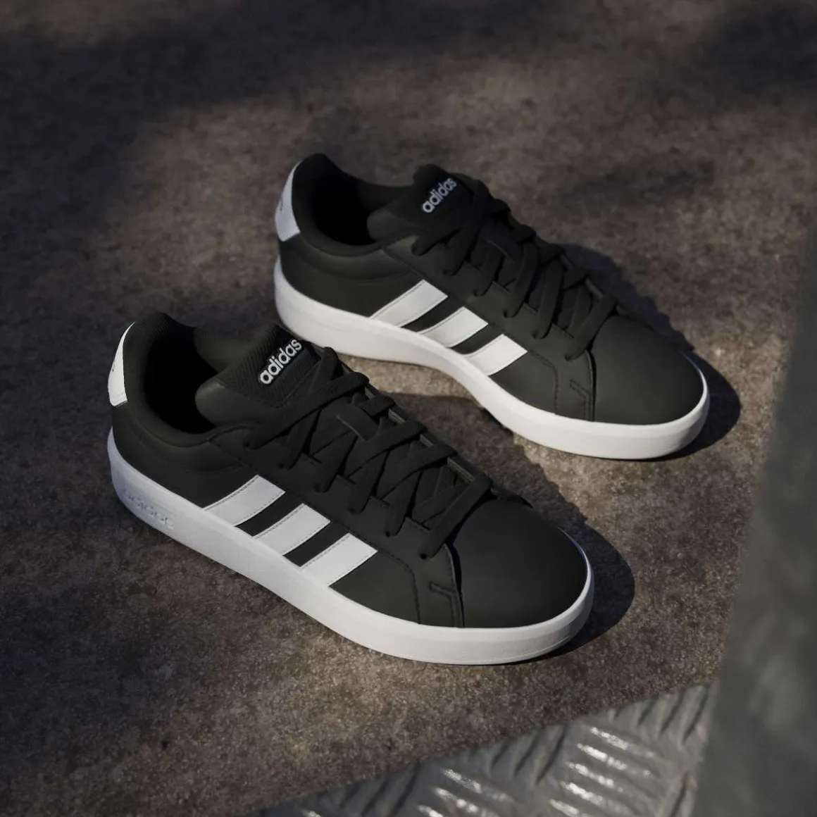 Sneakers da Ragazzo nere con dettagli bianchi adidas Grand Court 3.0