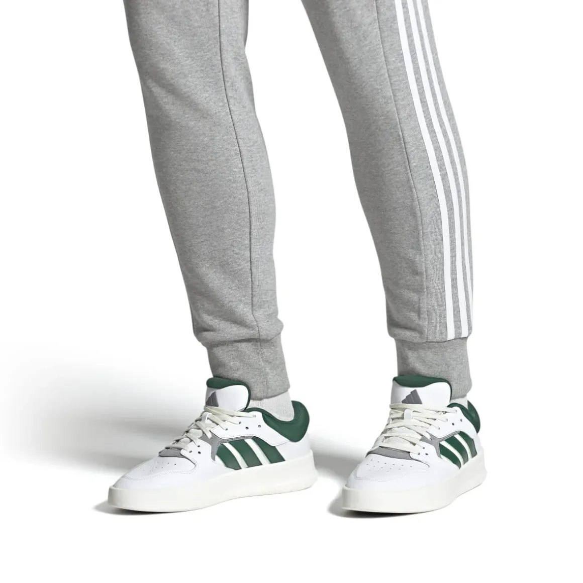 Sneakers da uomo bianche e blu con logo adidas Court 24