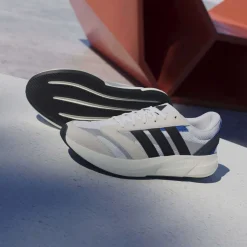 Sneakers da uomo bianche effetto scamosciato adidas LIGHTSHIFT 2.0