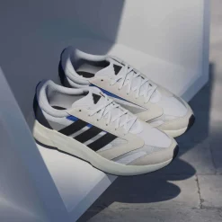 Sneakers da uomo bianche effetto scamosciato adidas LIGHTSHIFT 2.0