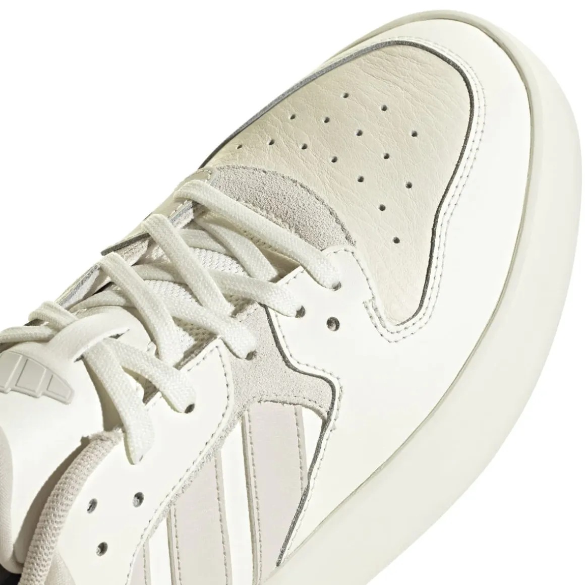 Sneakers da uomo bianche off -white e beige con logo adidas Court 24