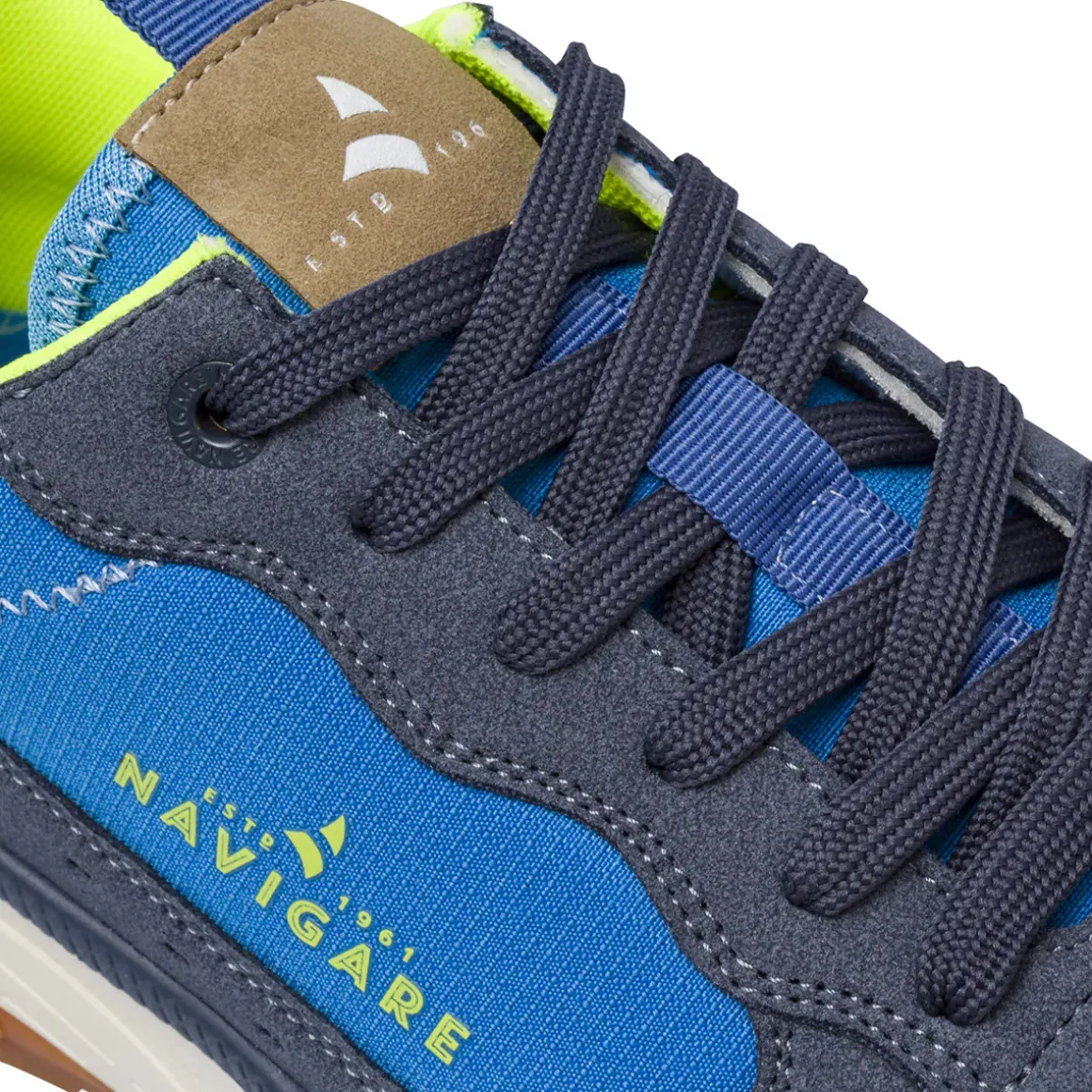 Sneakers da uomo blu in tessuto con dettagli giallo Navigare